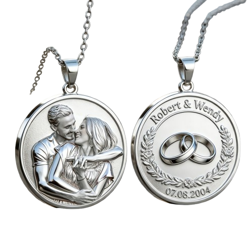 Exemple d'inspiration : médaillon argenté avec portrait de couple gravé et inscription commémorative au revers